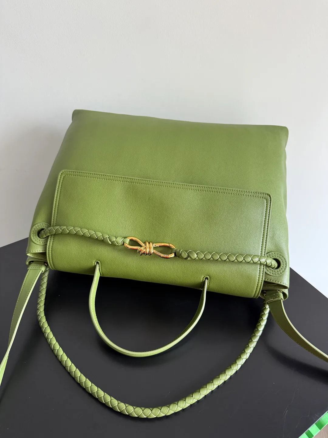 Batch 3160 BottegaVeneta Latest Ciao Ciao Bag Silky cowhide two-way flap handbag with signature twist detail, hidden hook closure, flap can be fastened to the front or attached to the INTRECCIATO woven internal pocket, comes with an adjustable and removable crossbody strap, internal compartment, and also features a zippered pocket. The surprise flap has various shapes. Style 1 - Cover the bag surface, exposing the knot and knot decoration. Style 2 - Place the flap inside the bag. A buckle is also designed. Style 3 - The U-shaped position of the top handle in the hand bag. Style No.: 826195 Size: 42*32*15cm
